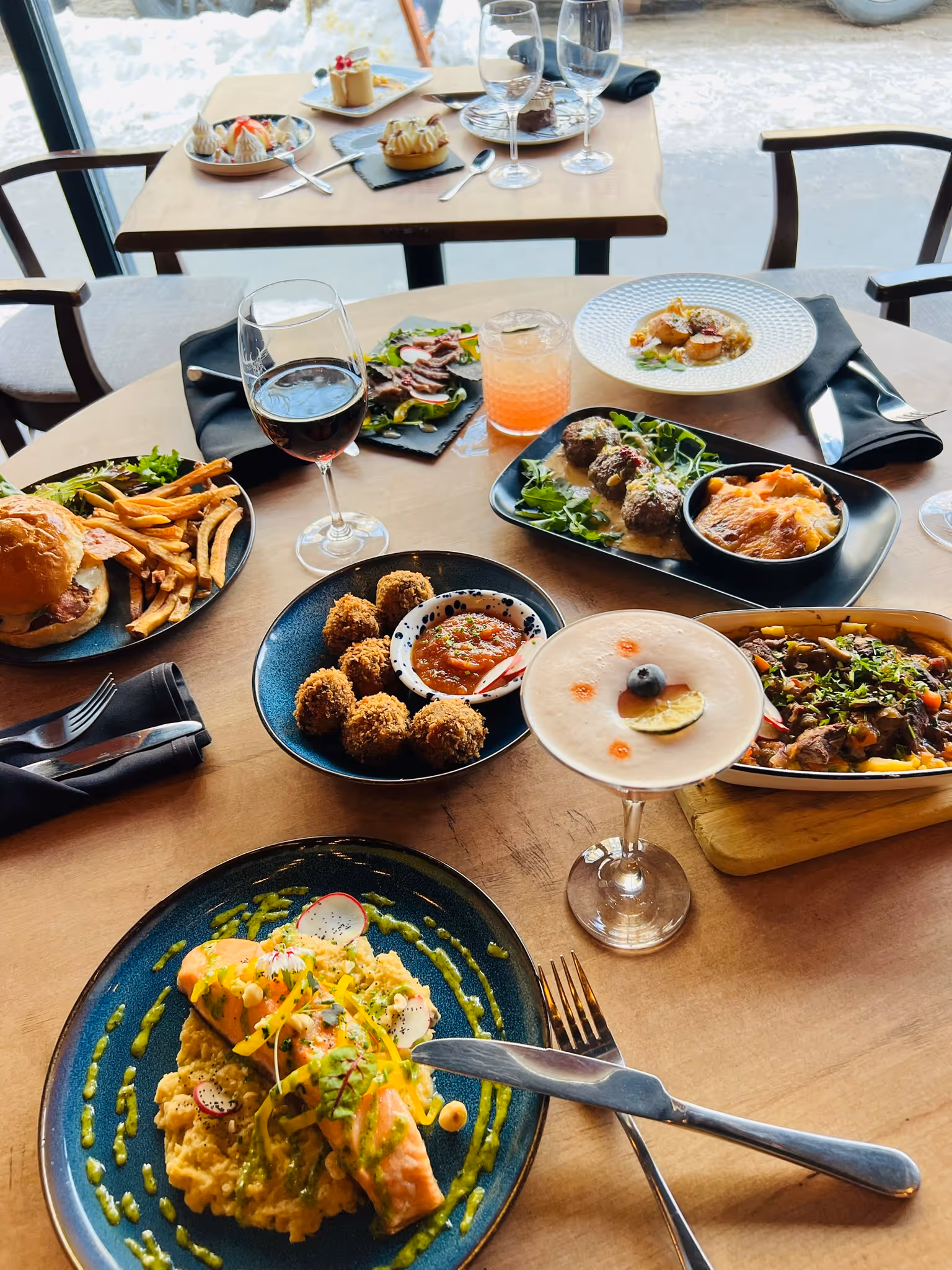 Table d'hiver avec les produits du souper pour le Caribou Gourmand à Montréal