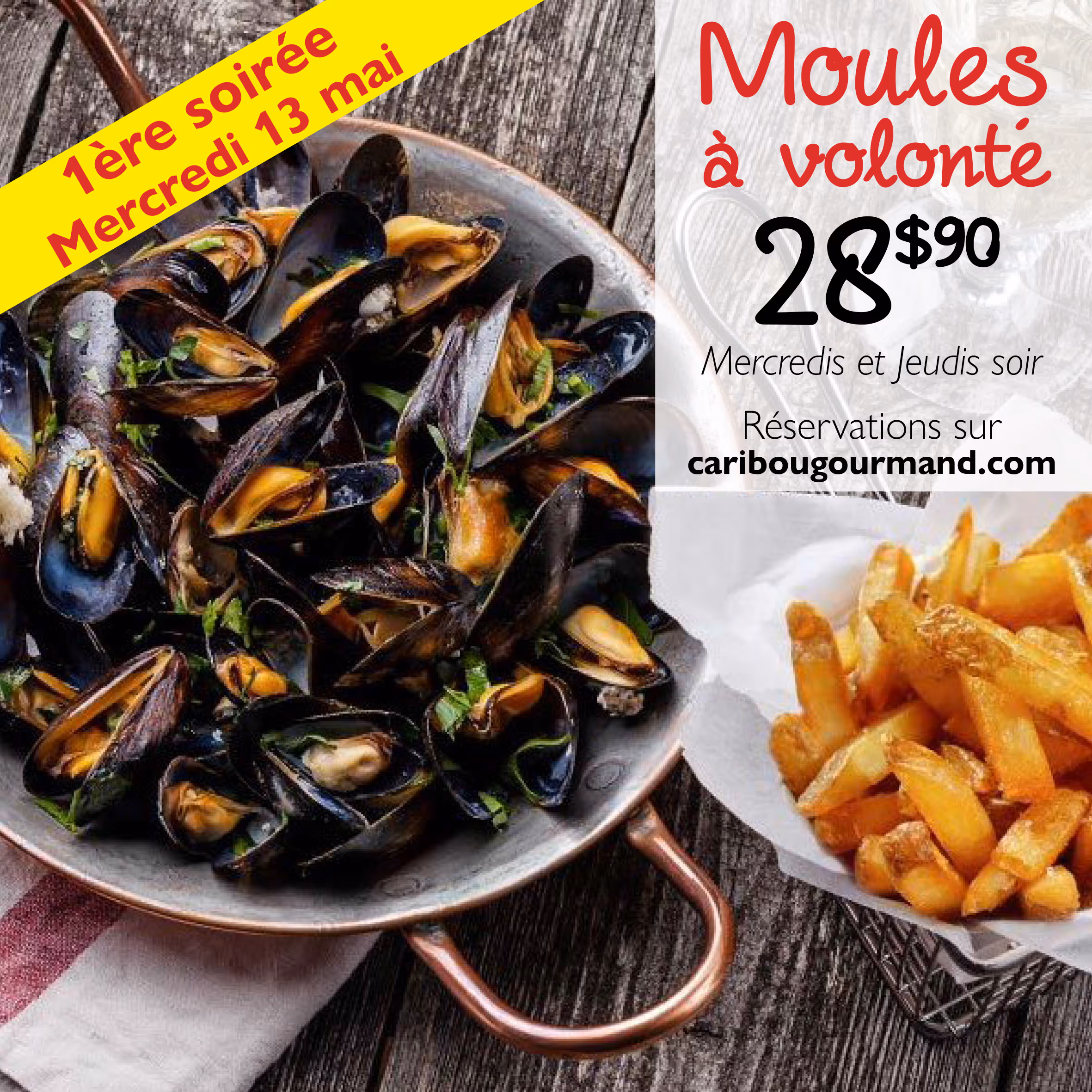 Assiette de moules cuites avec un accompagnement de frites dorées sur une table en bois au restaurant Caribou Gourmand à Montréal