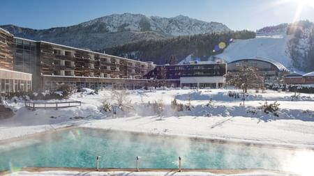 Fachada externa do Falkensteiner Hotel & Spa Carinzia com neve
