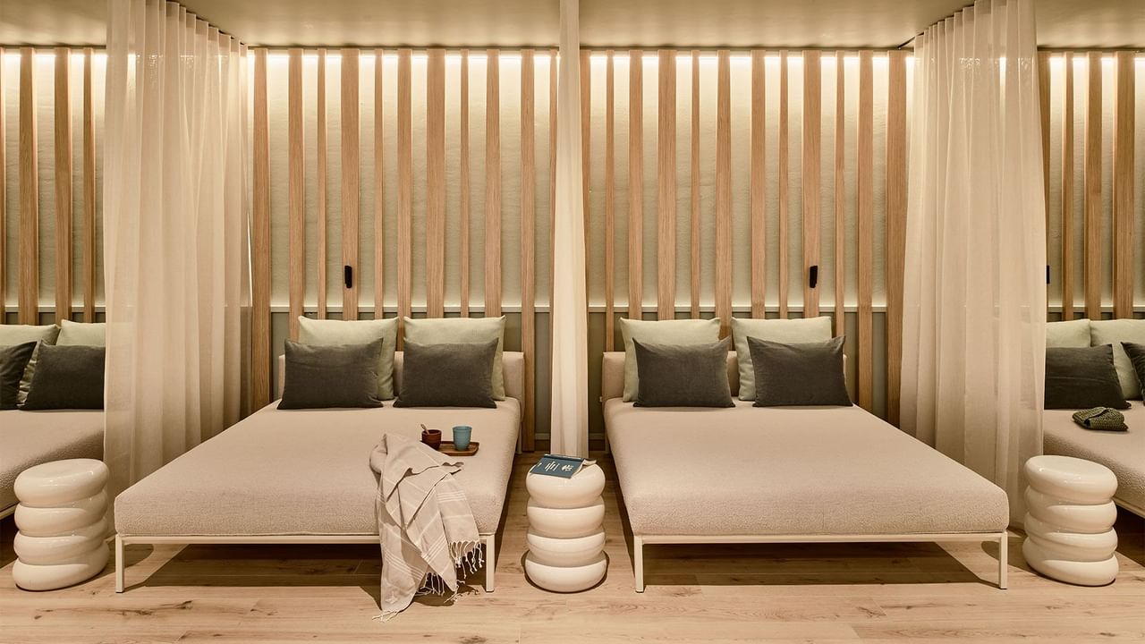 Quarto de descanso com duas camas de solteiro e cabeceira de madeira no spa