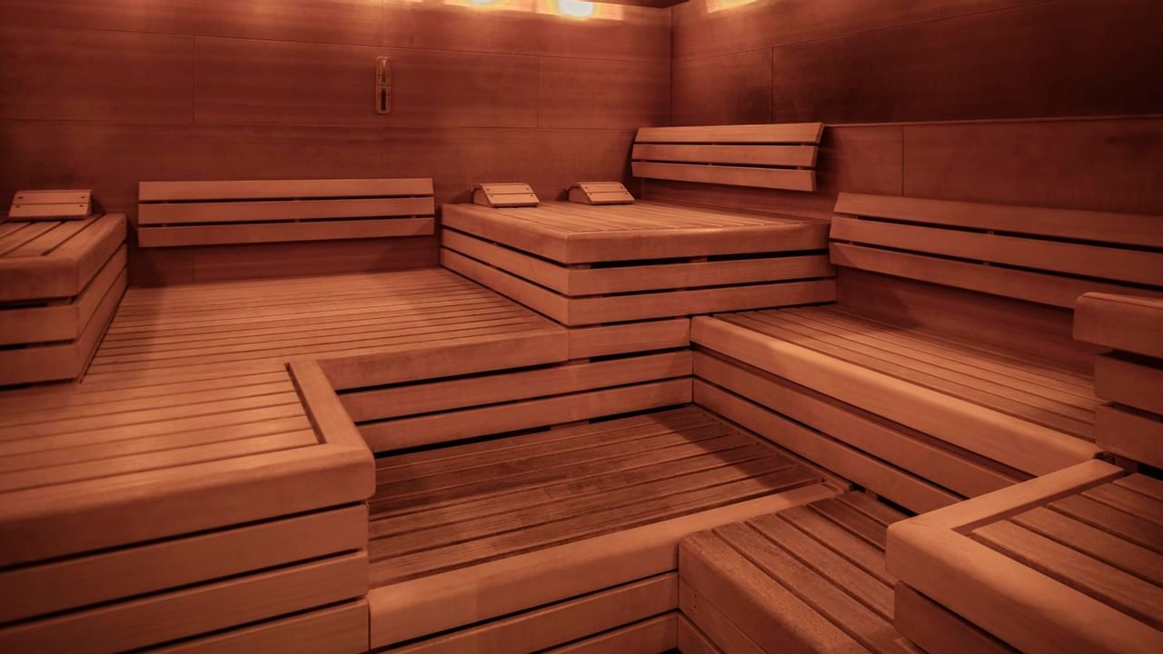Interior da sauna com bancos de madeira no Acquapura SPA