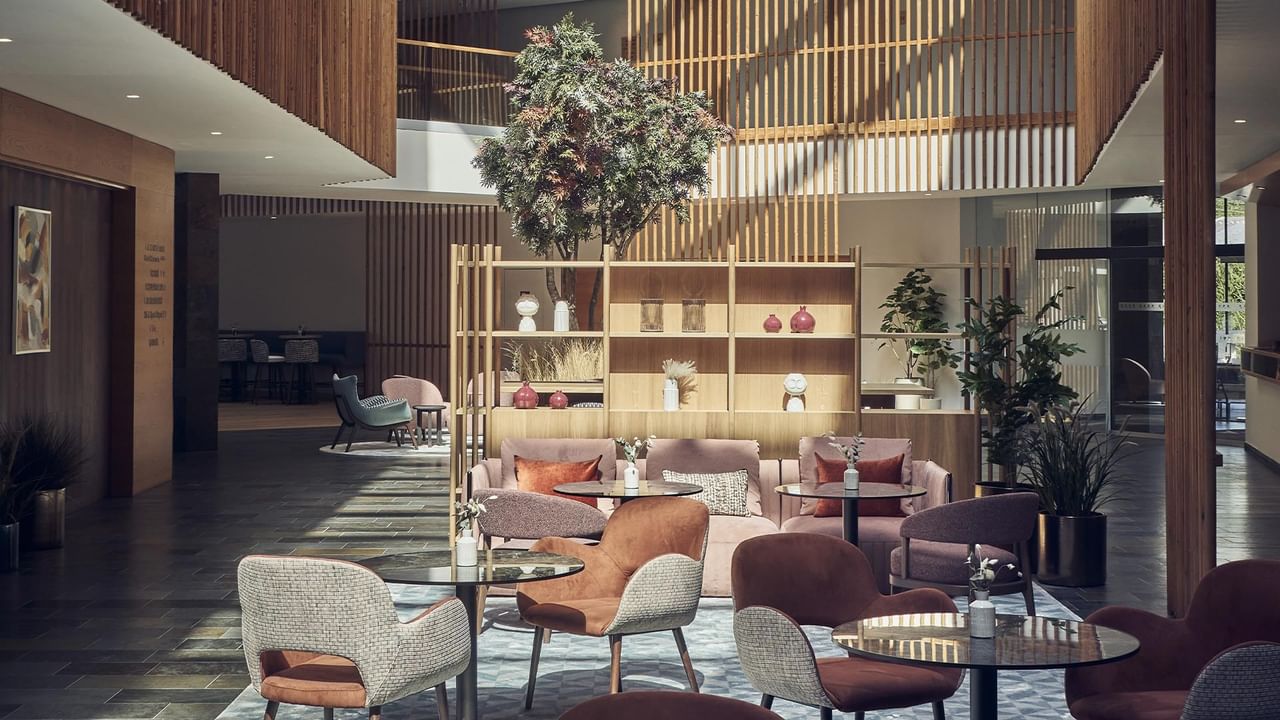 Lounge com espreguiçadeiras e estantes de madeira com ornamentos