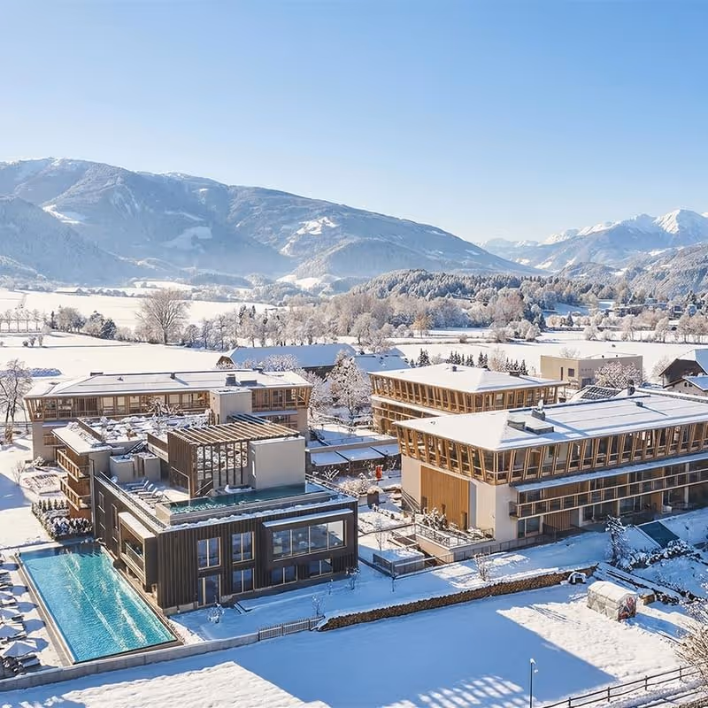 Complexo moderno do hotel com piscina na neve no Falkensteiner Hotel Kronplatz
