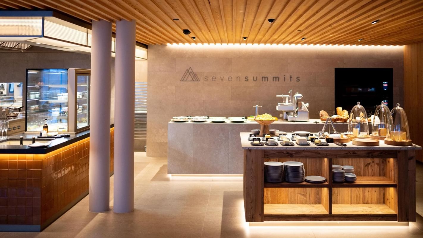 Área de buffet com exposição de alimentos no restaurante Seven Summits