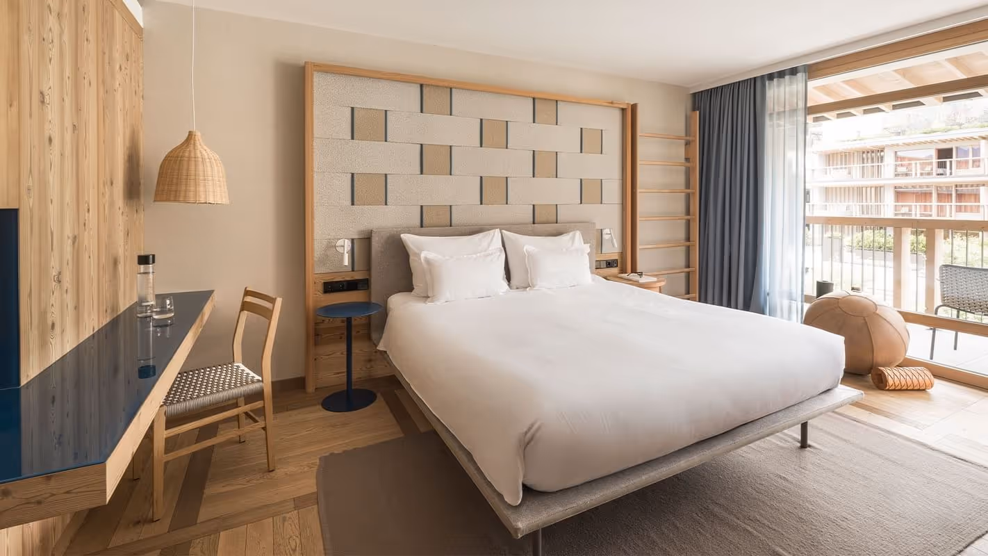 Grand Deluxe Double Room com cama, mesa de trabalho e cadeira de vime
