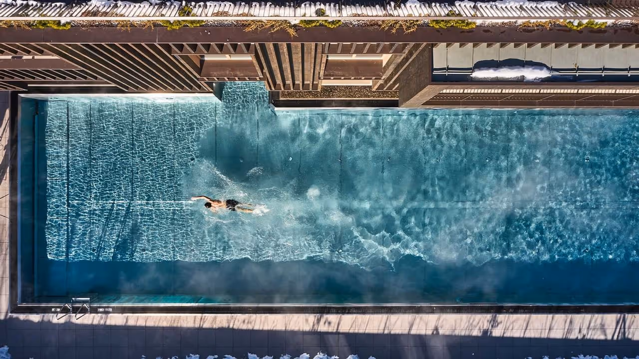 Pessoa nadando em grande piscina no Falkensteiner Hotel Kronplatz