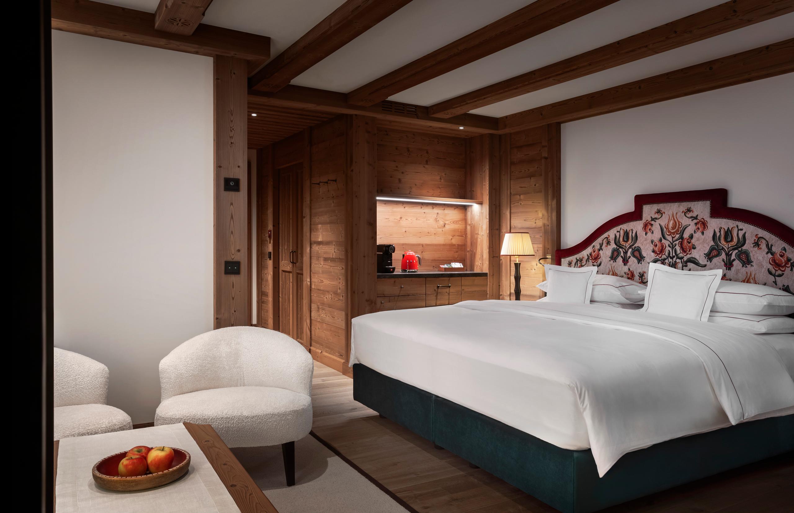 Interior do Quarto DeLuxe View no Hotel Tyrol