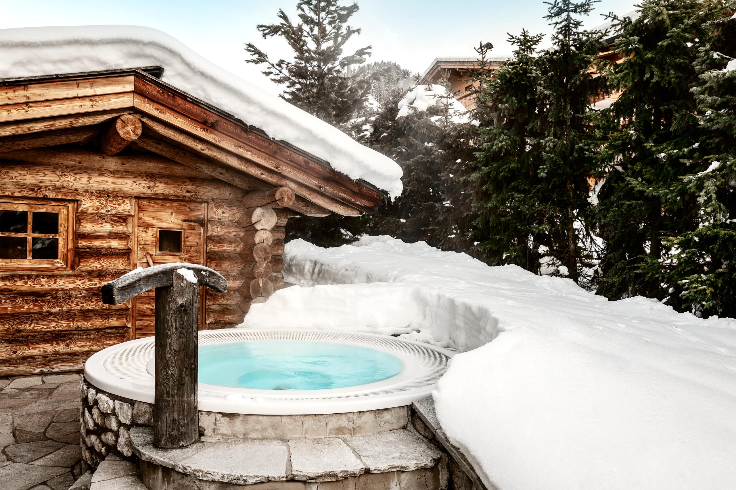 Jacuzzi externa com neve ao redor no Hotel Tyrol