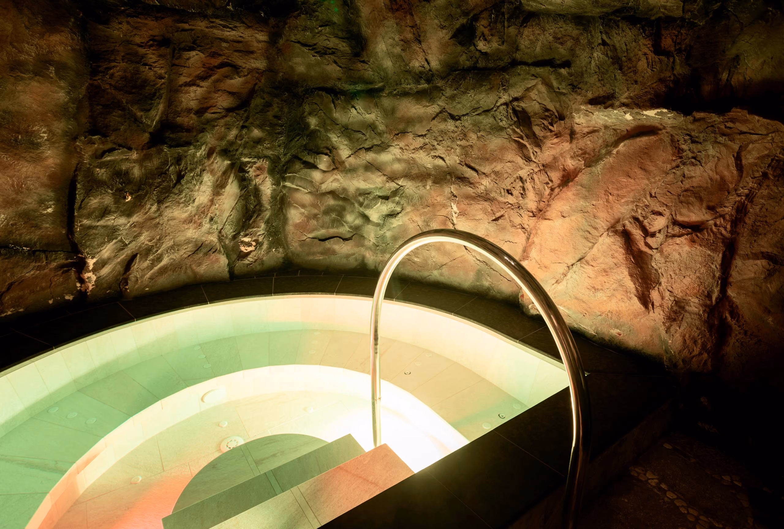 Piscina interior do SPA Paravis no Hotel Tyrol