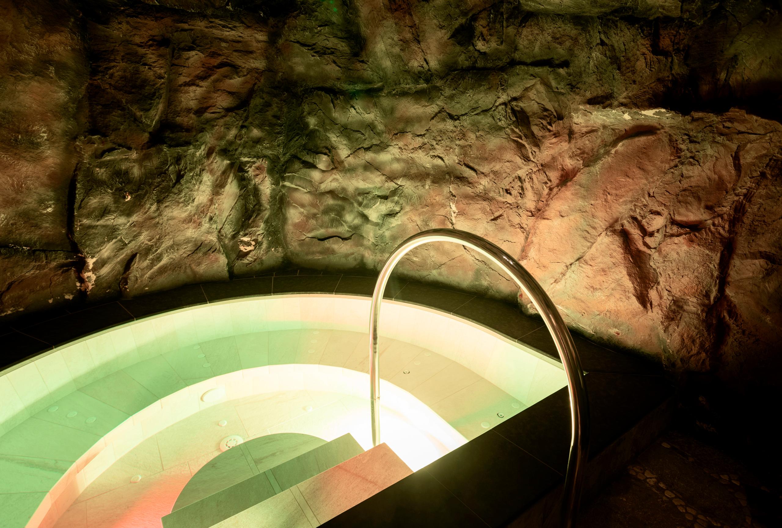 Piscina interior do SPA Paravis no Hotel Tyrol
