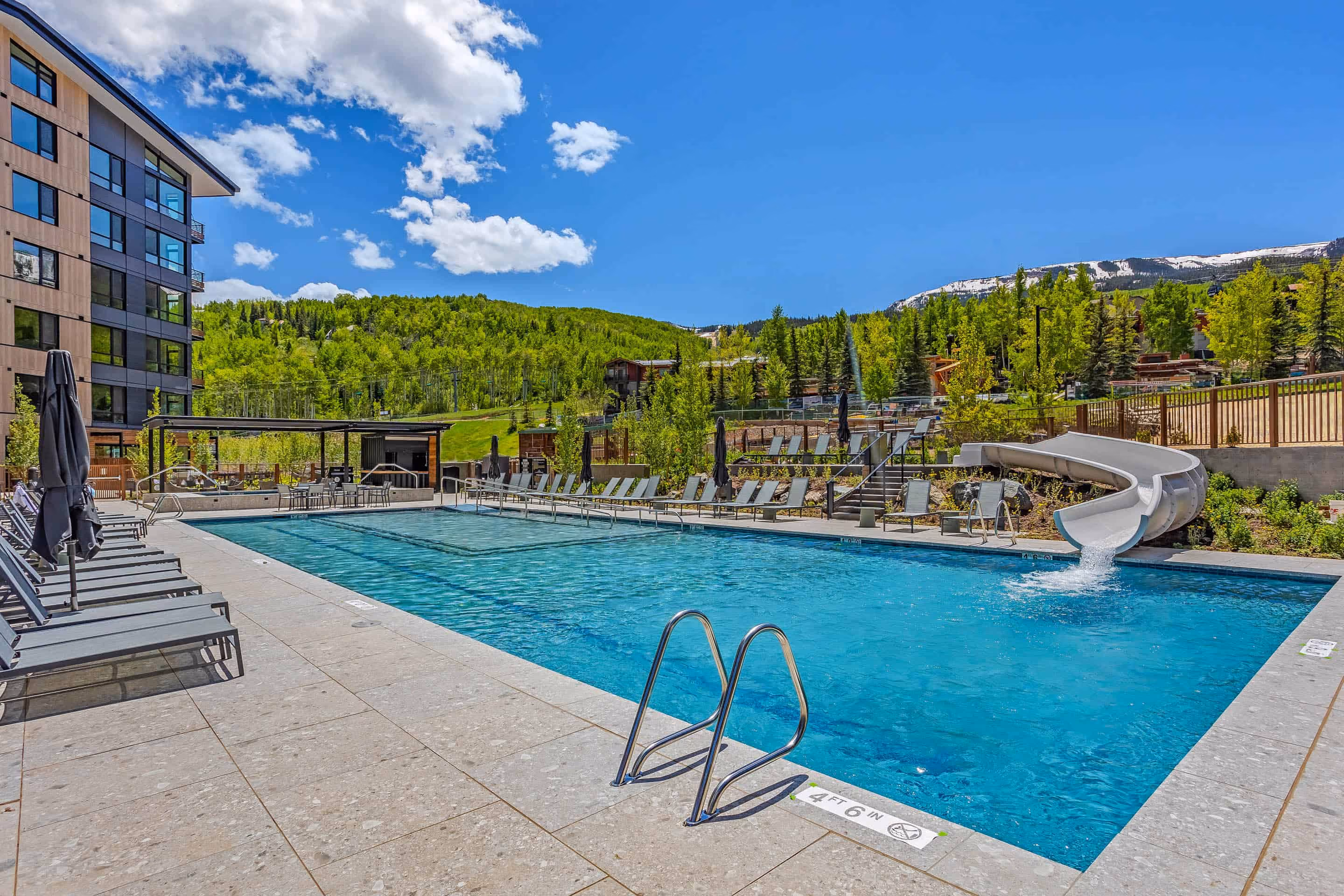 Área de lazer e piscina do Electric Pass Lodge