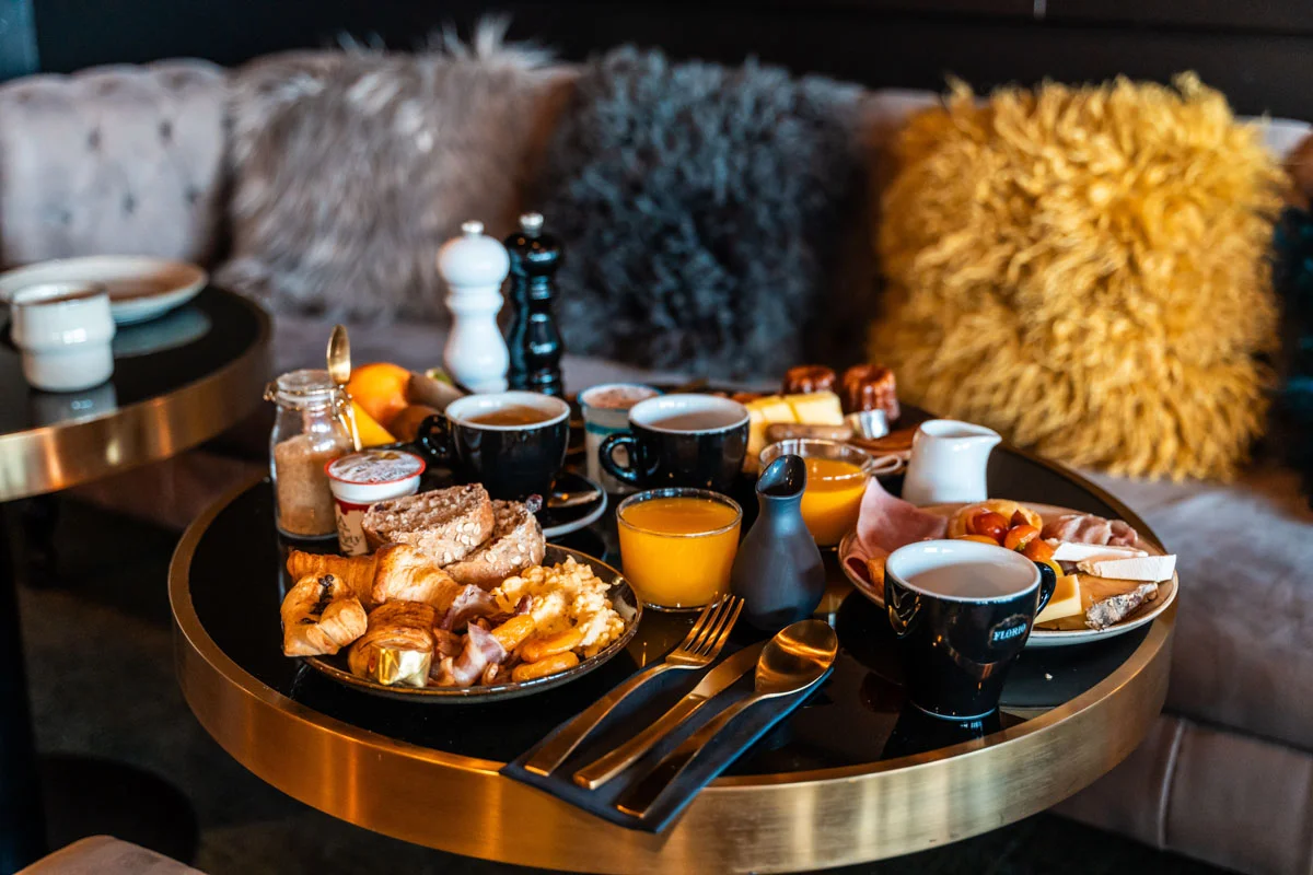 Café da manhã buffet no Fahrenheit Seven Courchevel