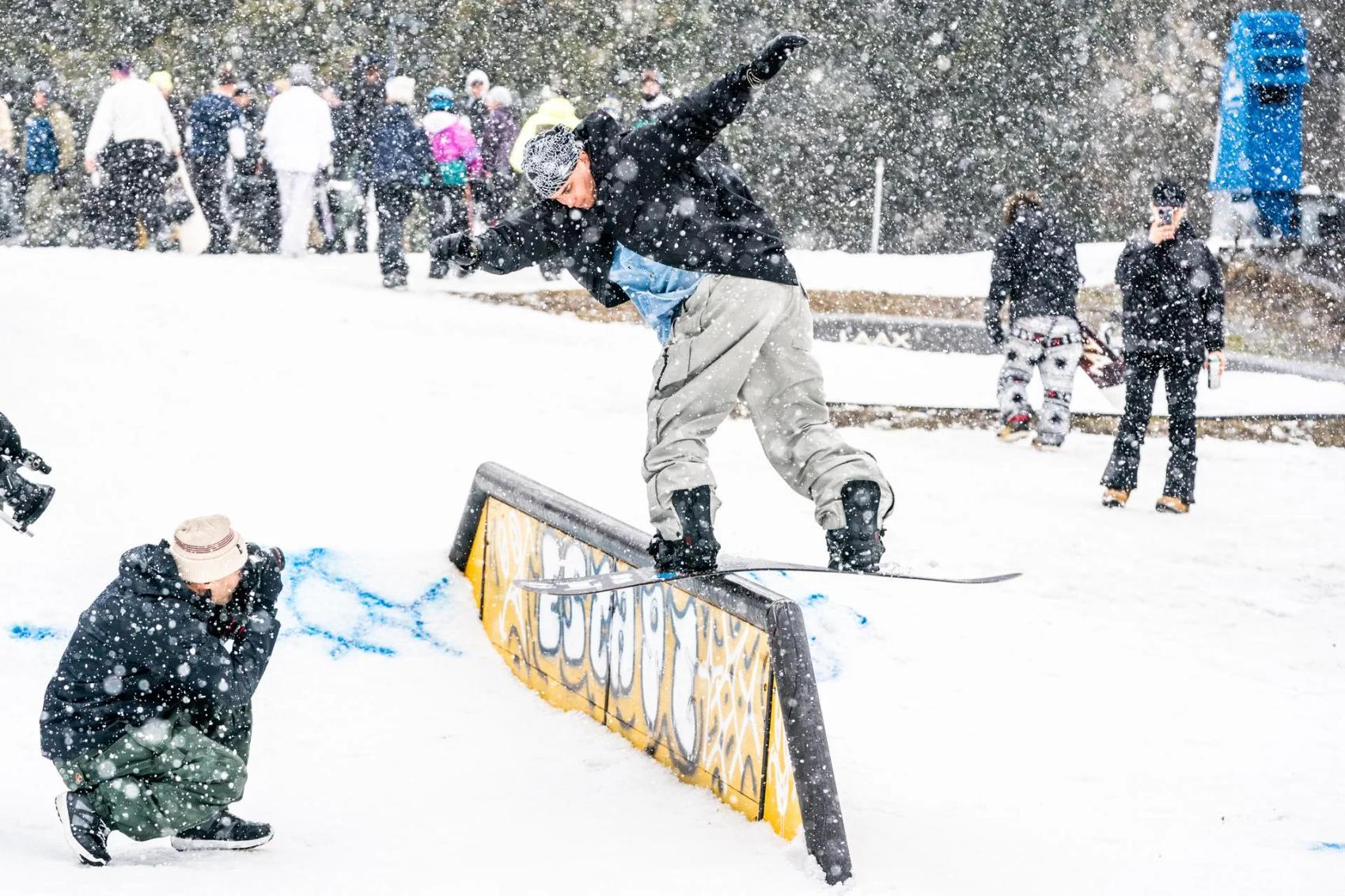 Snowboarder no snowpark de Laax
