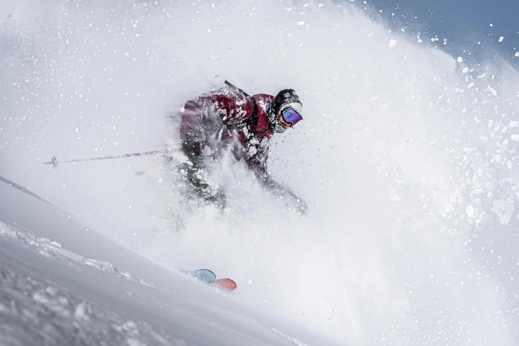 Esquiador na neve fresca, freeride em Laax
