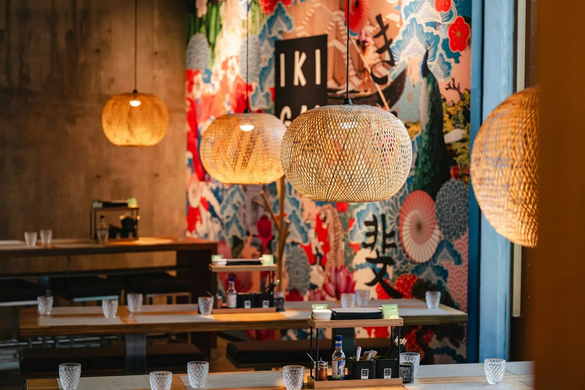 Interior de restaurante asiático IKI com luminárias de bambu
