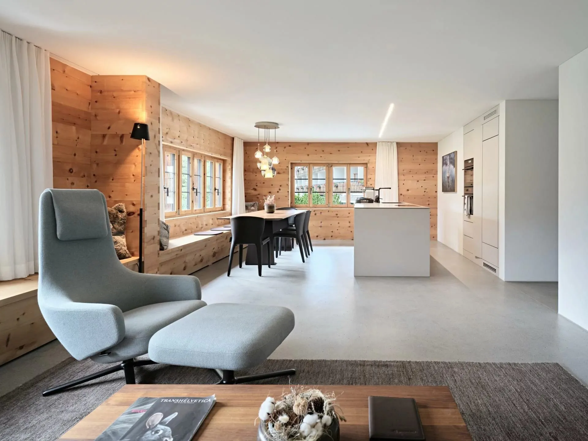 Apartamento amplo com cozinha branca moderna e sala em madeira alpina