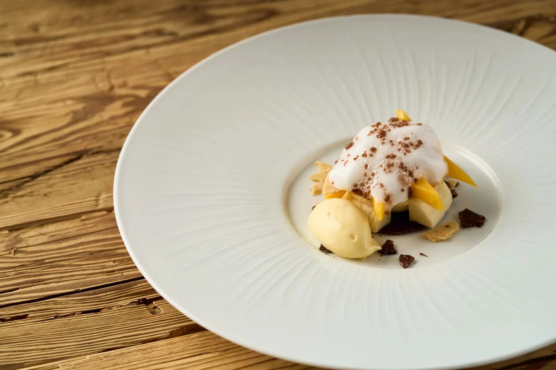 Sobremesa elegante com sorvete e cobertura cremosa em prato branco