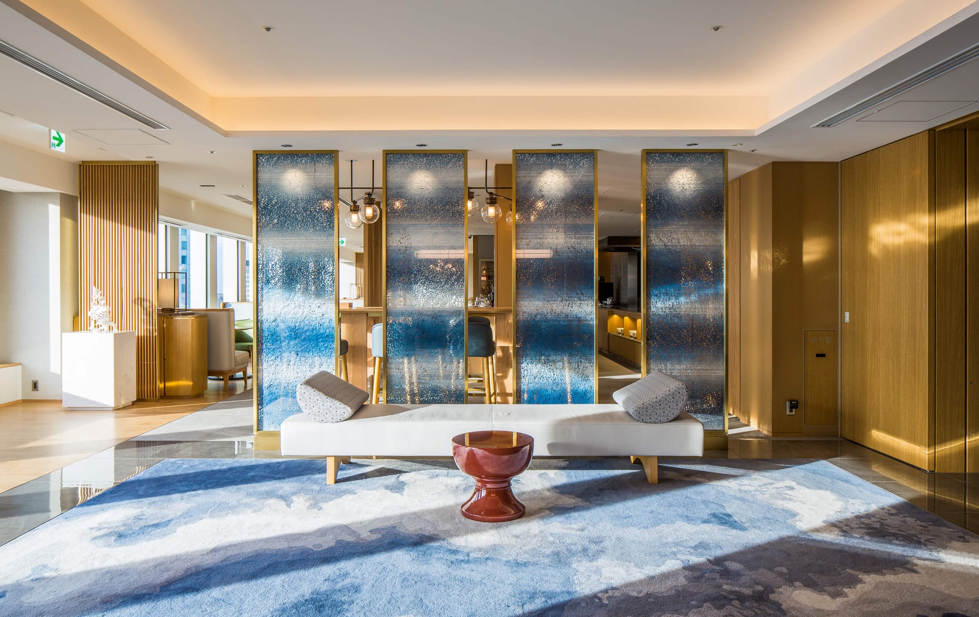 Lounge moderno com painéis azuis e mobiliário elegante