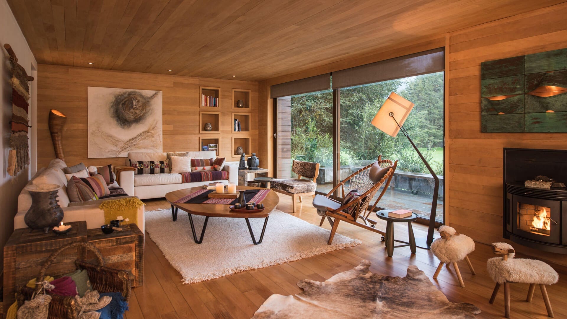 Sala de estar aconchegante com lareira, madeira e decoração local