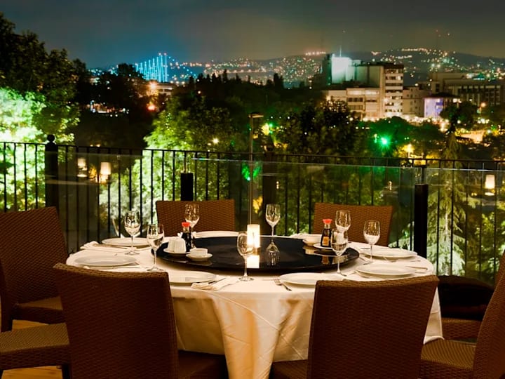 Jantar romântico em terraço com vista noturna de Istambul