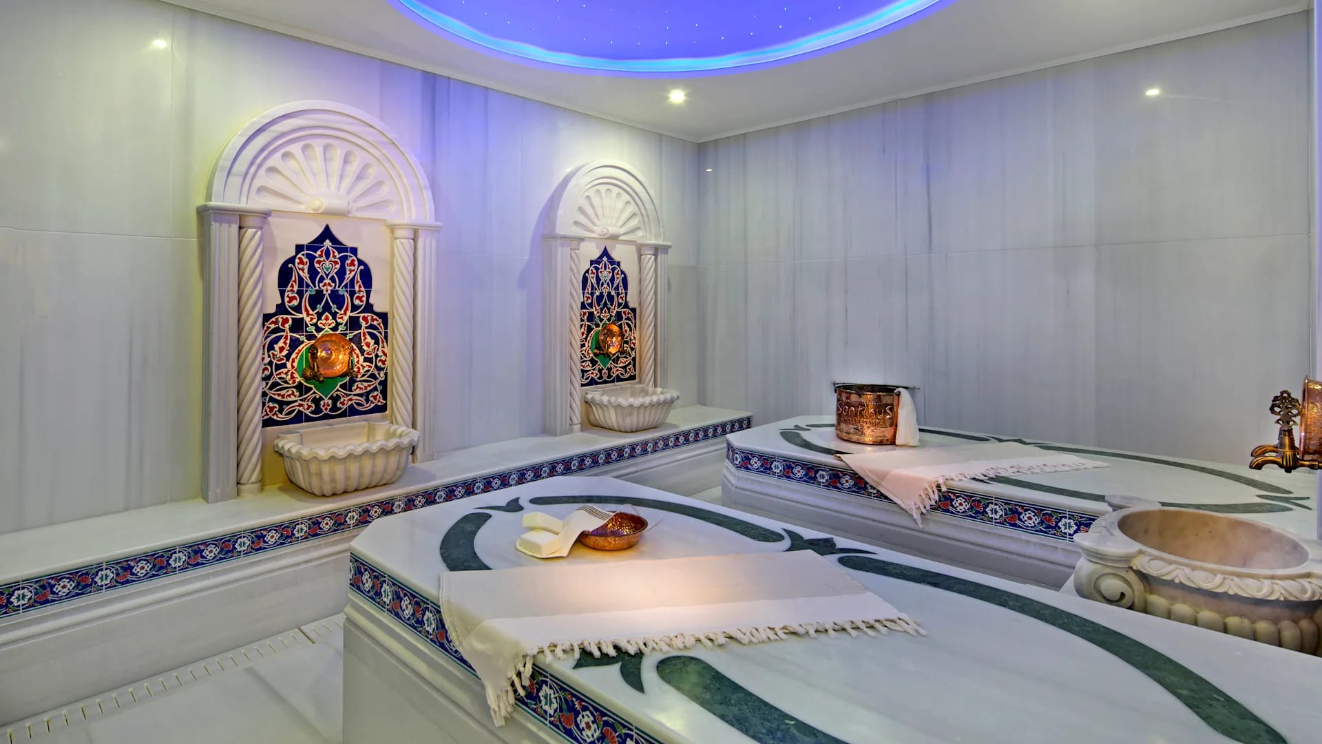 Hamam turco branco com detalhes em azulejo colorido