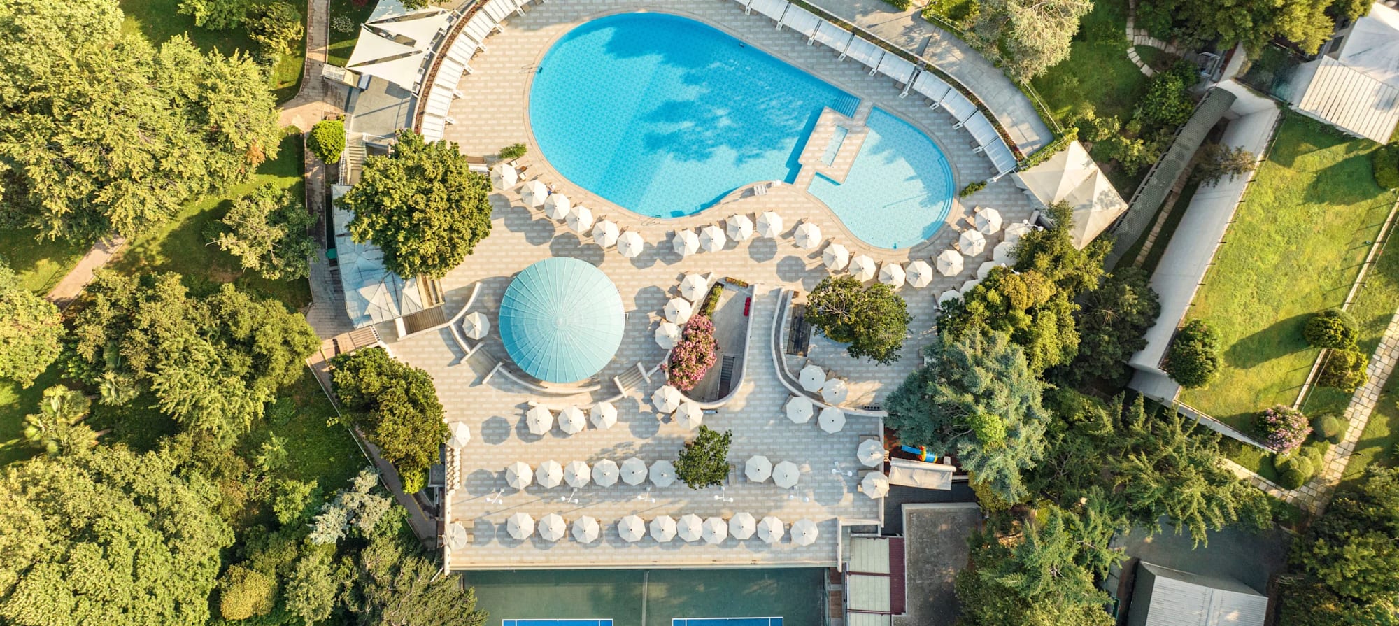 Vista aérea da piscina ao ar livre rodeada de espreguiçadeiras