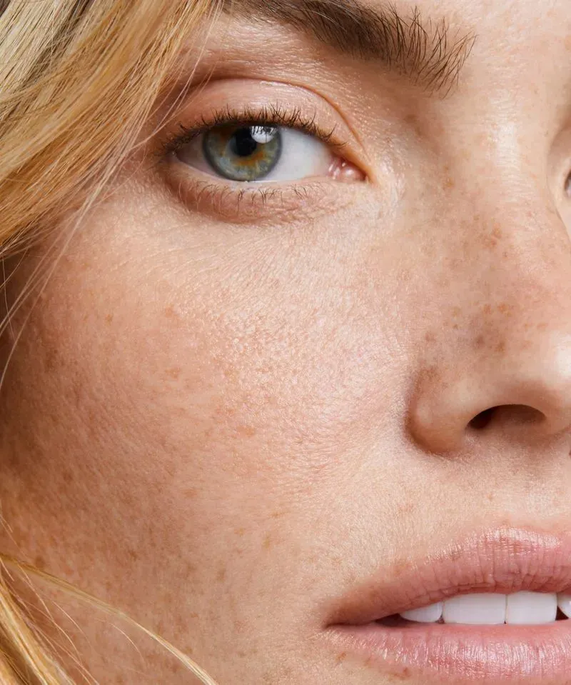 Ärztin bei der Behandlung eines Patienten mit Botox