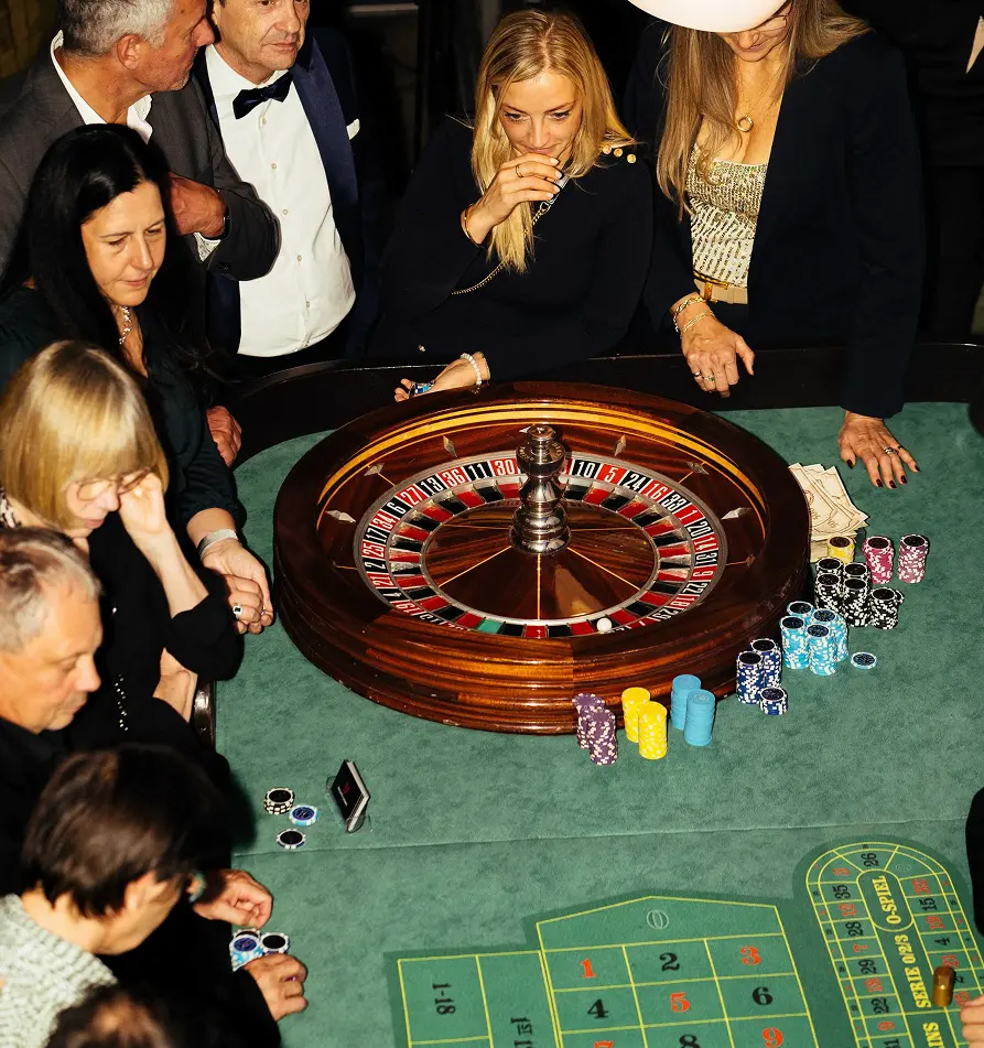 zwei Männer beim Feiern auf der GOAT Barber Summer Party 2024