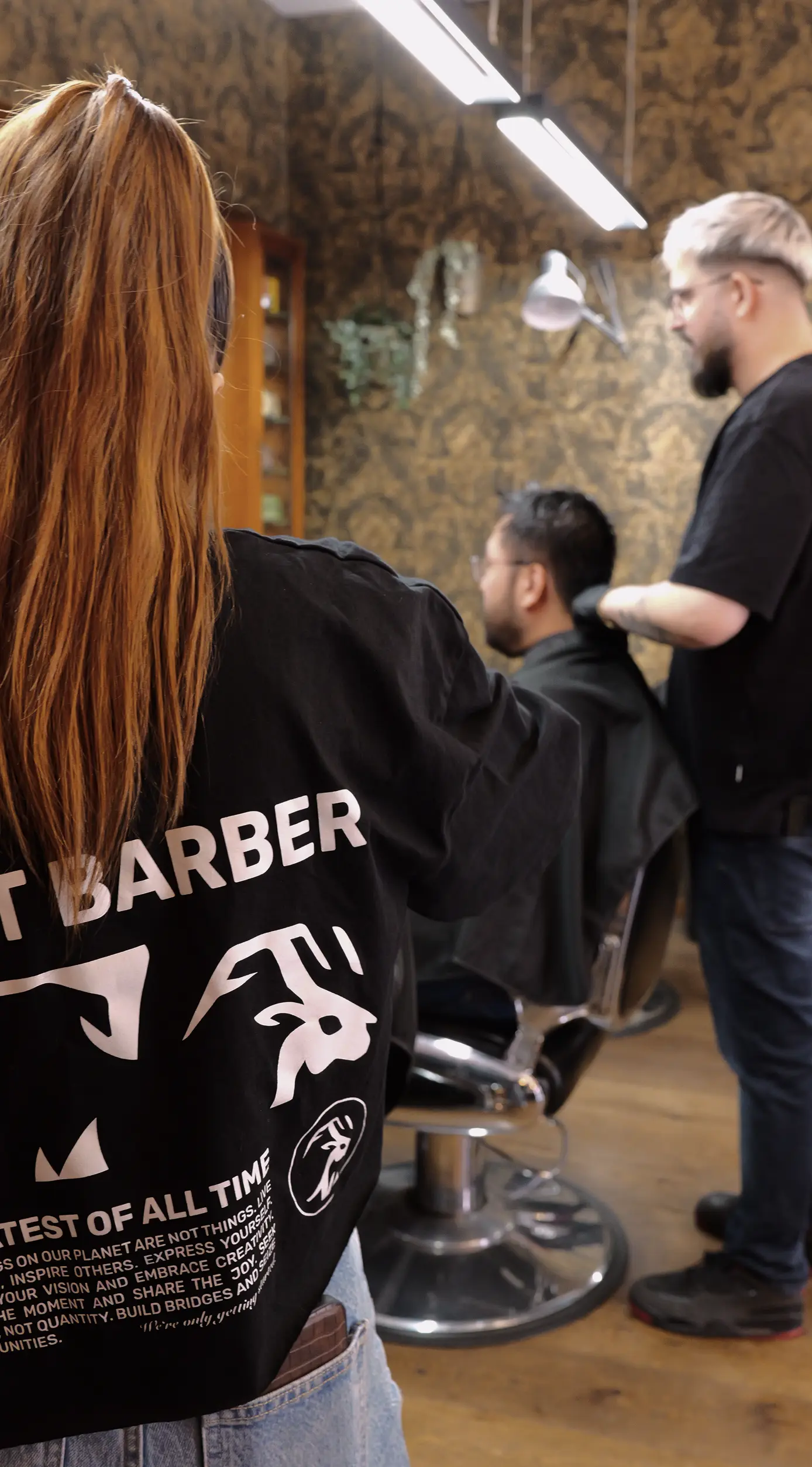 Team beim Handwerk im Laden.