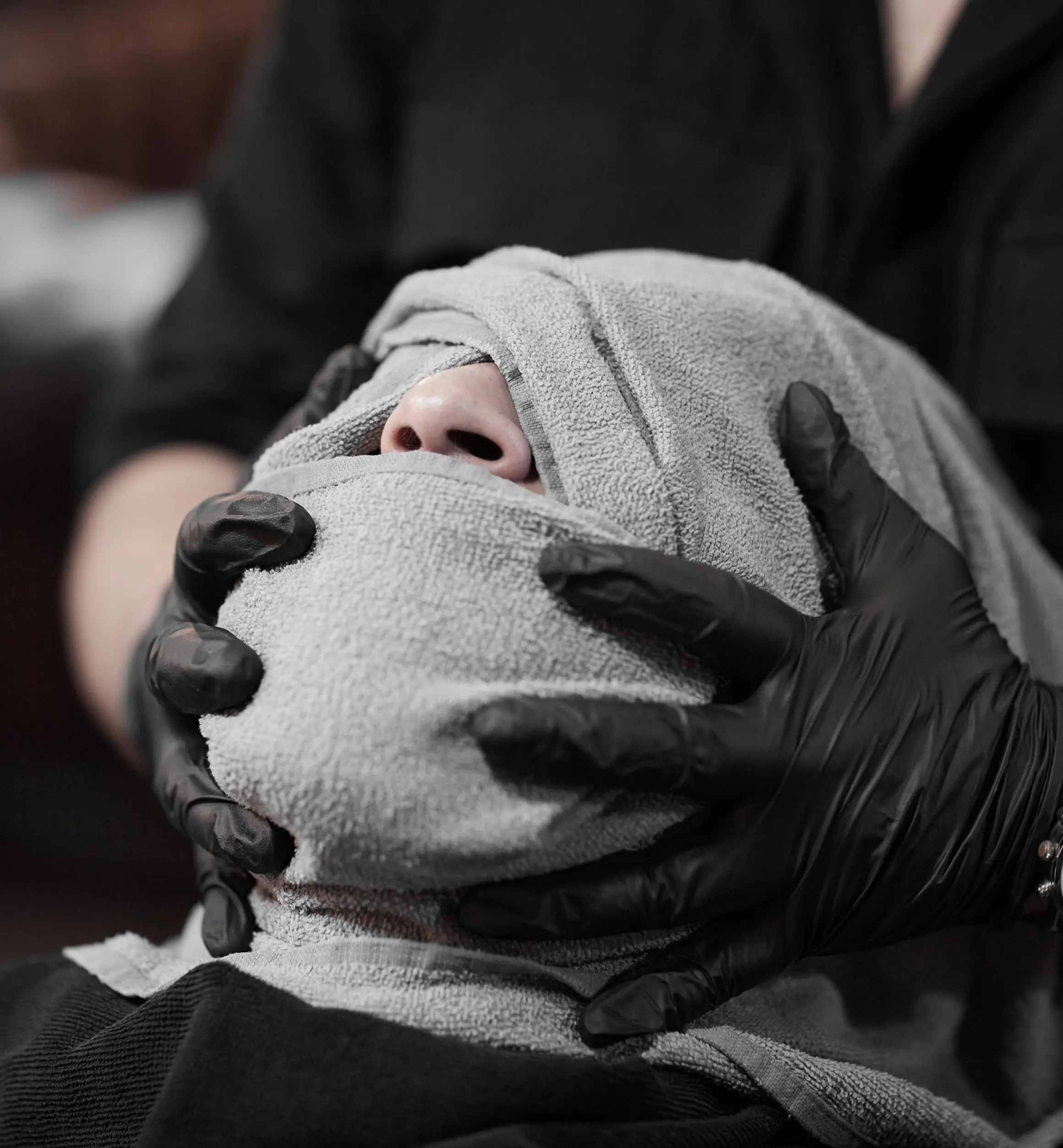 ein Kunde beim genießen des heißen Handtuchs