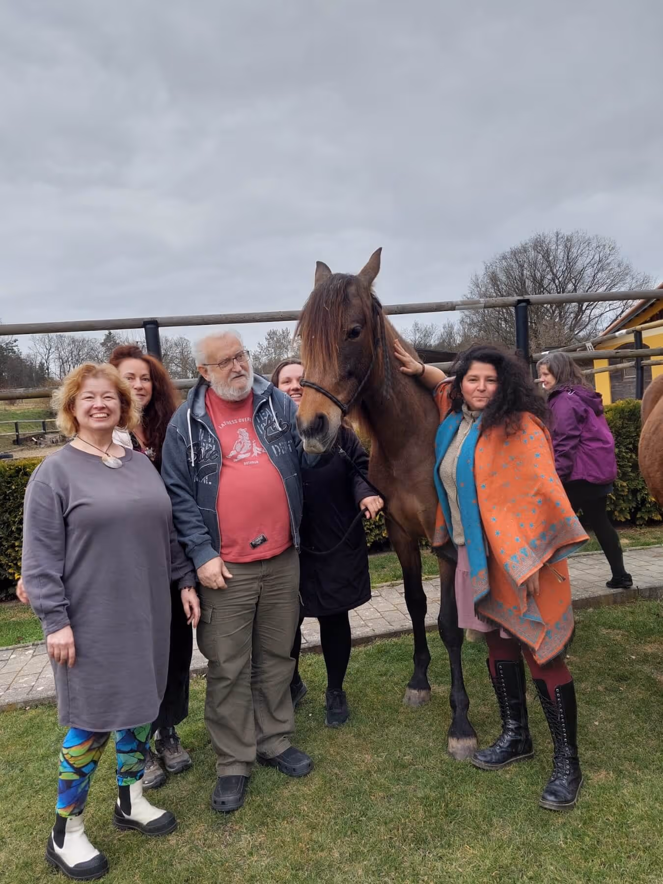 Komunikátorka se zvířaty Anna Karina León Girón s dalšími účastníky na kurzu komunikací se zvířaty