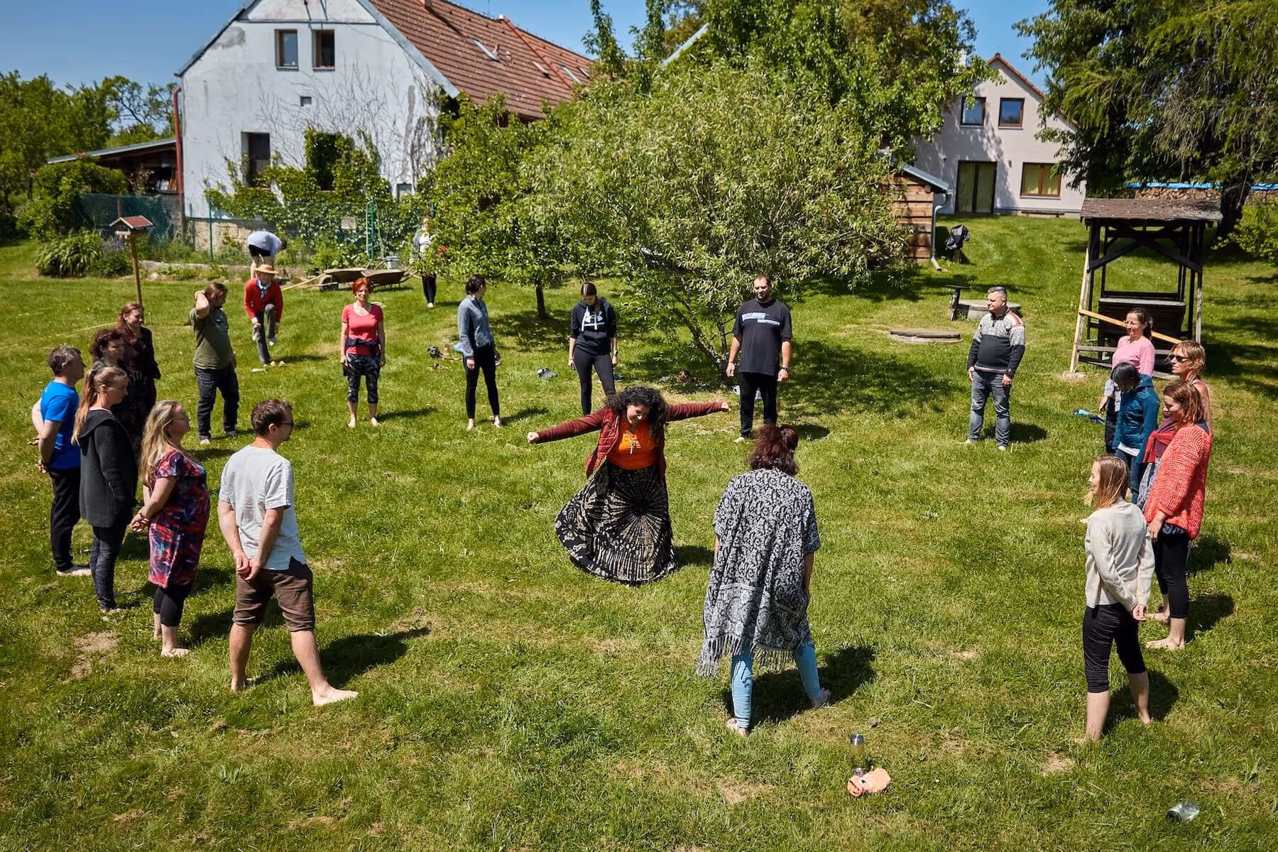 Komunikátorka se zvířaty Anna Karina León Girón s dalšími účastníky na kurzu komunikací se zvířaty