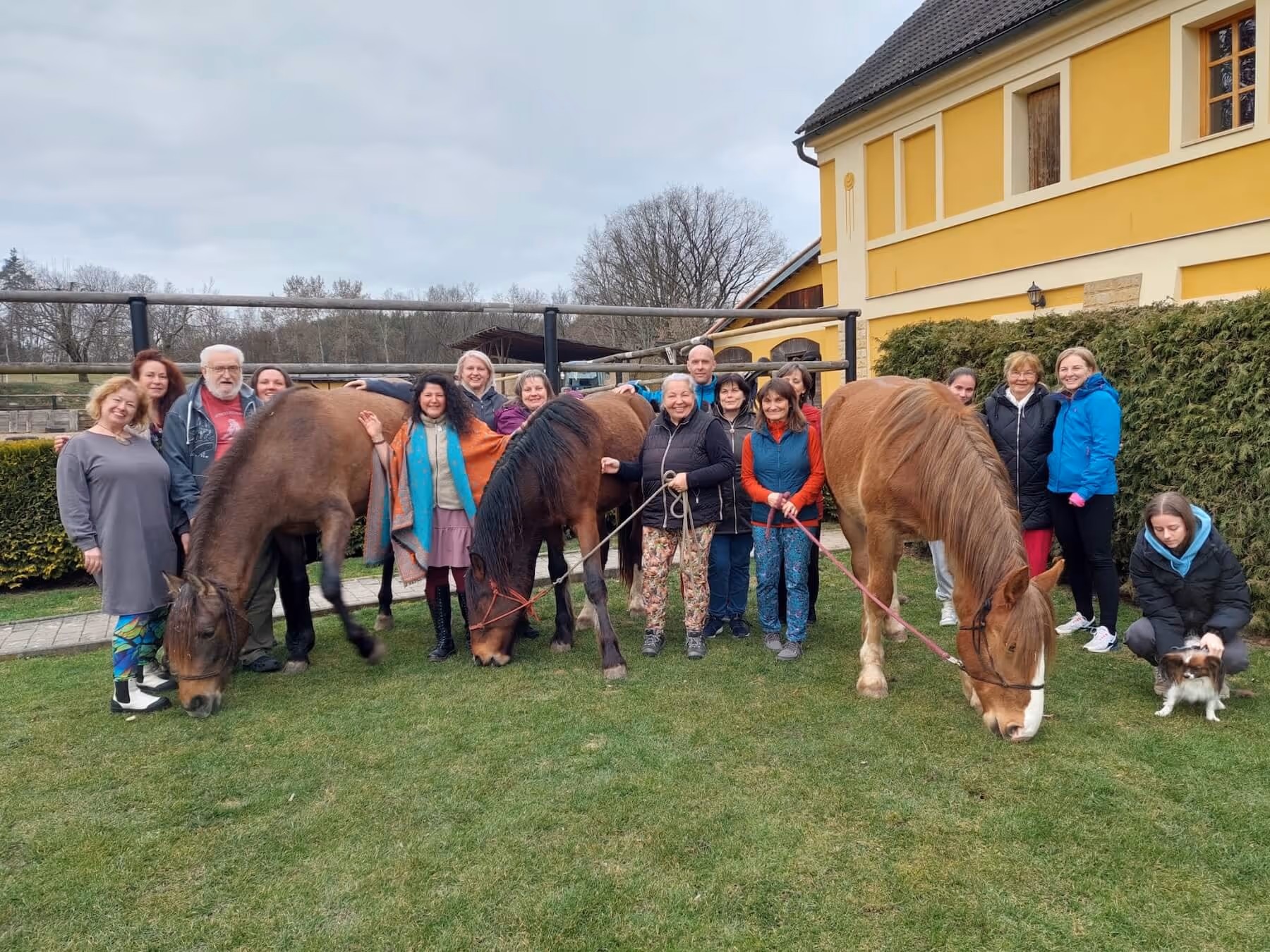 Komunikátorka se zvířaty Anna Karina León Girón s dalšími účastníky na kurzu komunikací se zvířaty