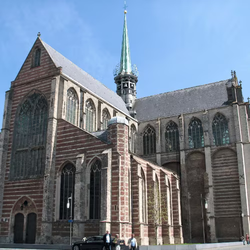 Foto van de kerk op het marktplein in Goes.