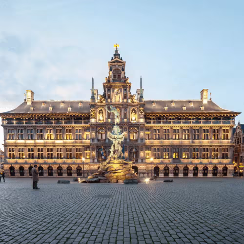 Een foto van de grote markt in Antwerpen.