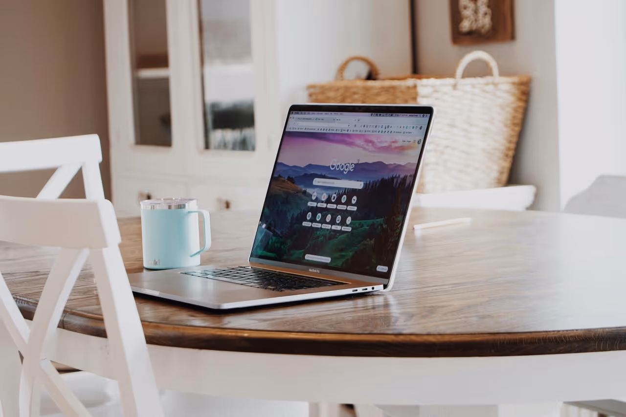 Foto van een laptop waar Google open staat.