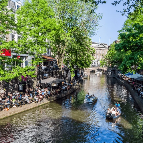 Mensen die varen in het centrum van Utrecht