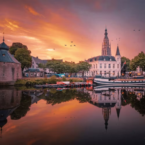 De stad Breda, waar meerdere boten te zien zijn
