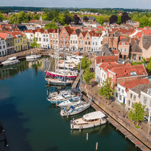 Droneshot van Goes, waar de haven te zien is