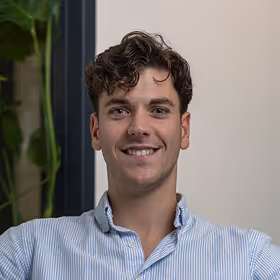 Mike geposeerd voor een foto