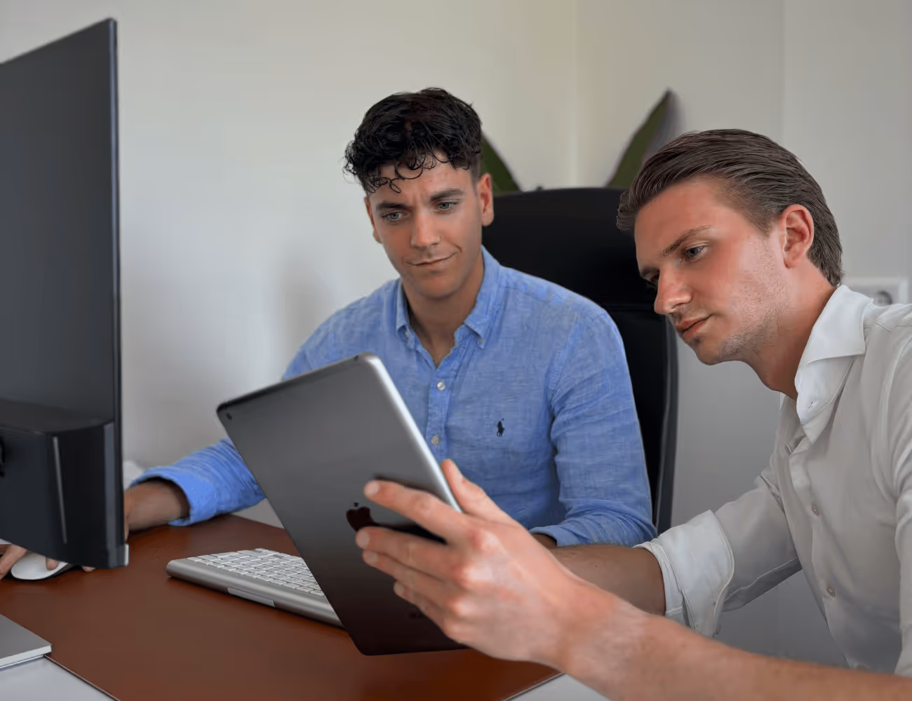 Arthur en Mike bespreken samen