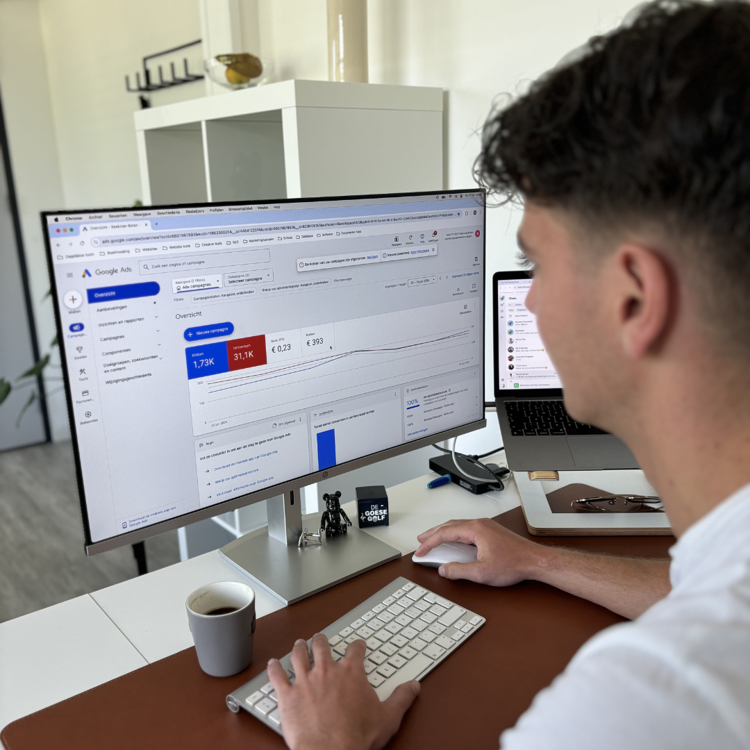 Mike bekijkt het Google Analytics scherm