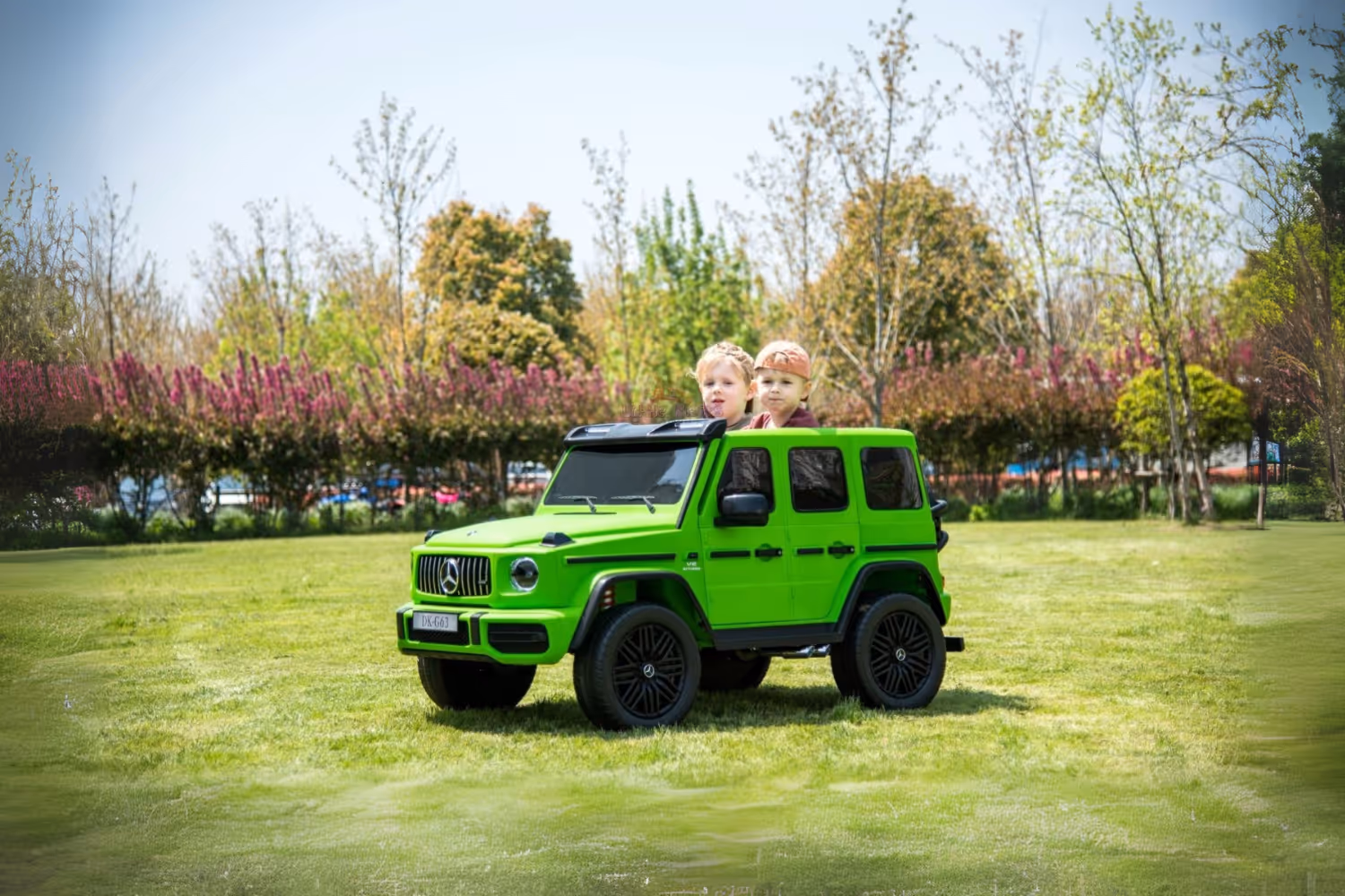 Groene Mercedes van CarKiddo, waar twee kinderen in zitten