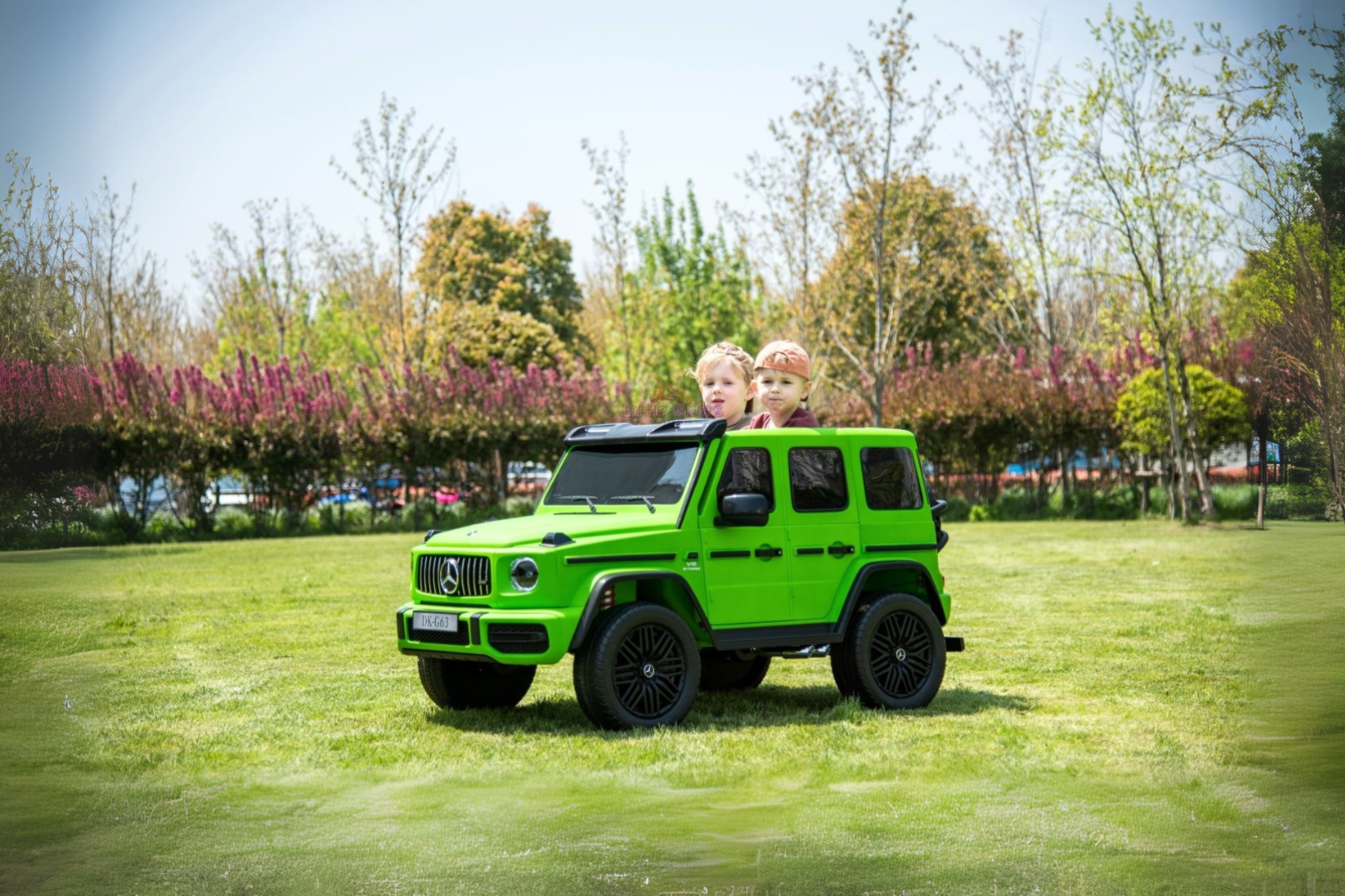 Groene Mercedes van CarKiddo, waar twee kinderen in zitten