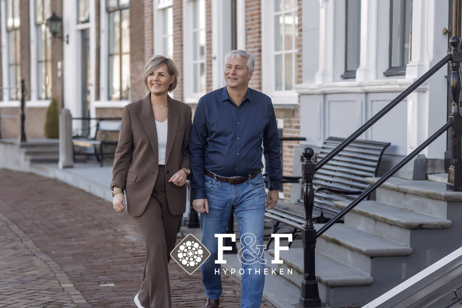 Een vrouw en een man lopen in de stad, met het Faasse en Fermont hypotheken logo