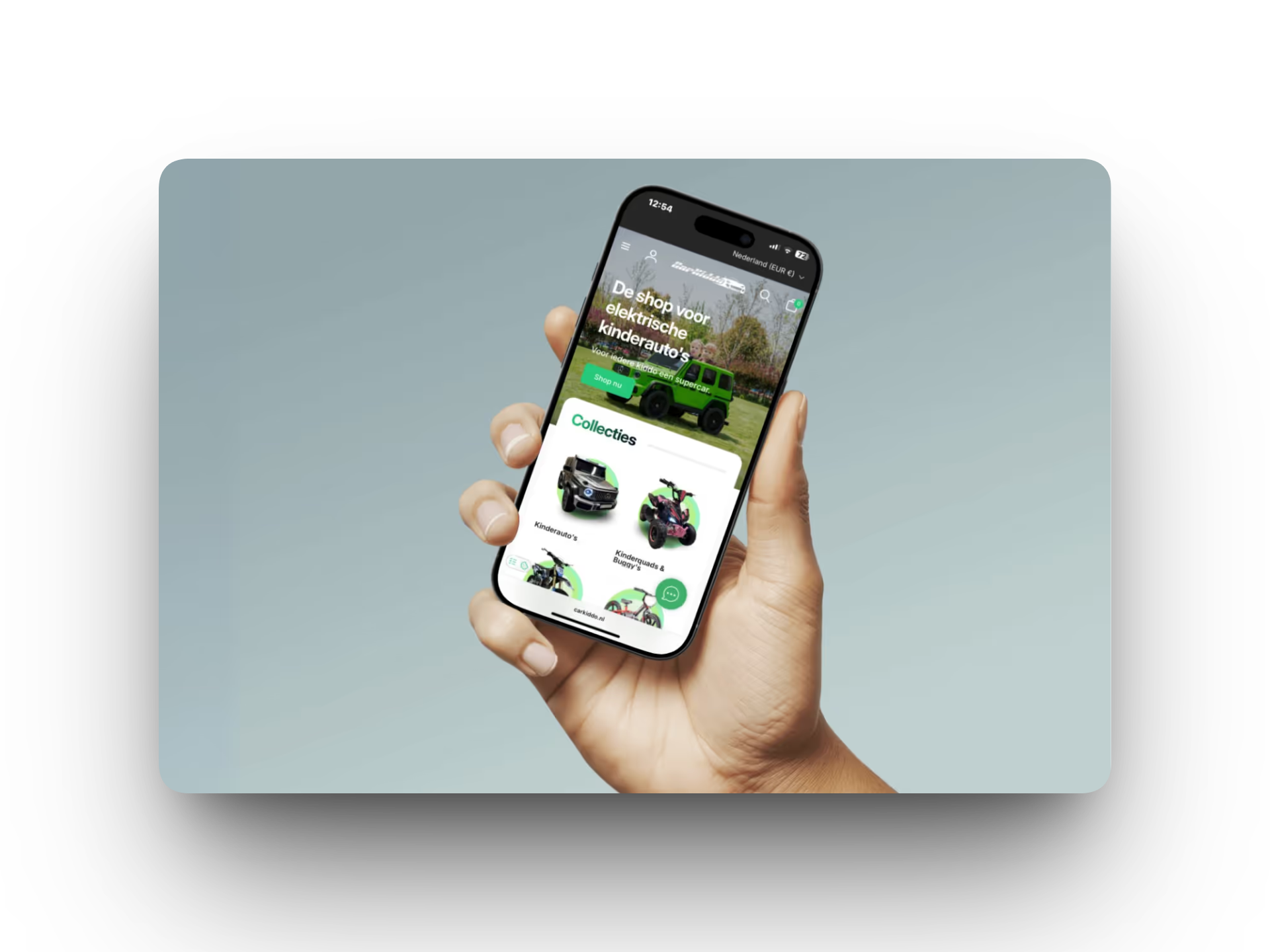 Shopify webshop van CarKiddo op een telefoon, met de homepage en de collecties kinderauto’s en kinderquads
