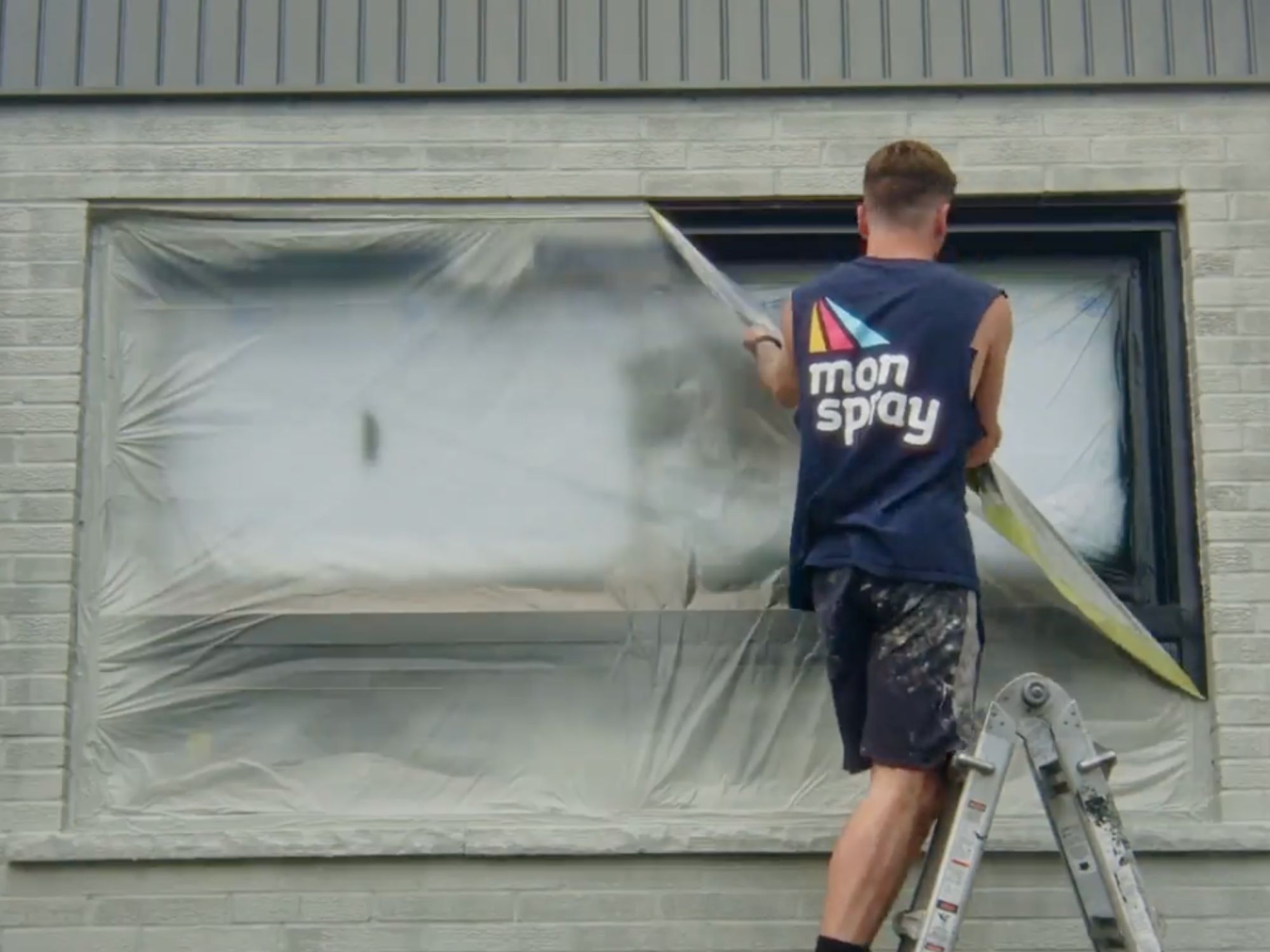 Fenêtre de maison qui vient d'être peinte en noir au spray