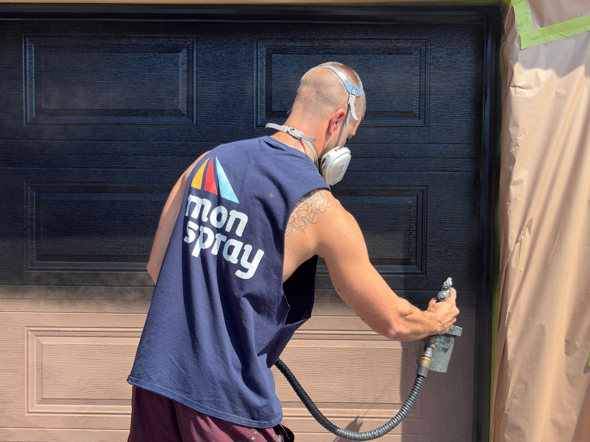 Peinture d'une porte de garage au spray, en noir