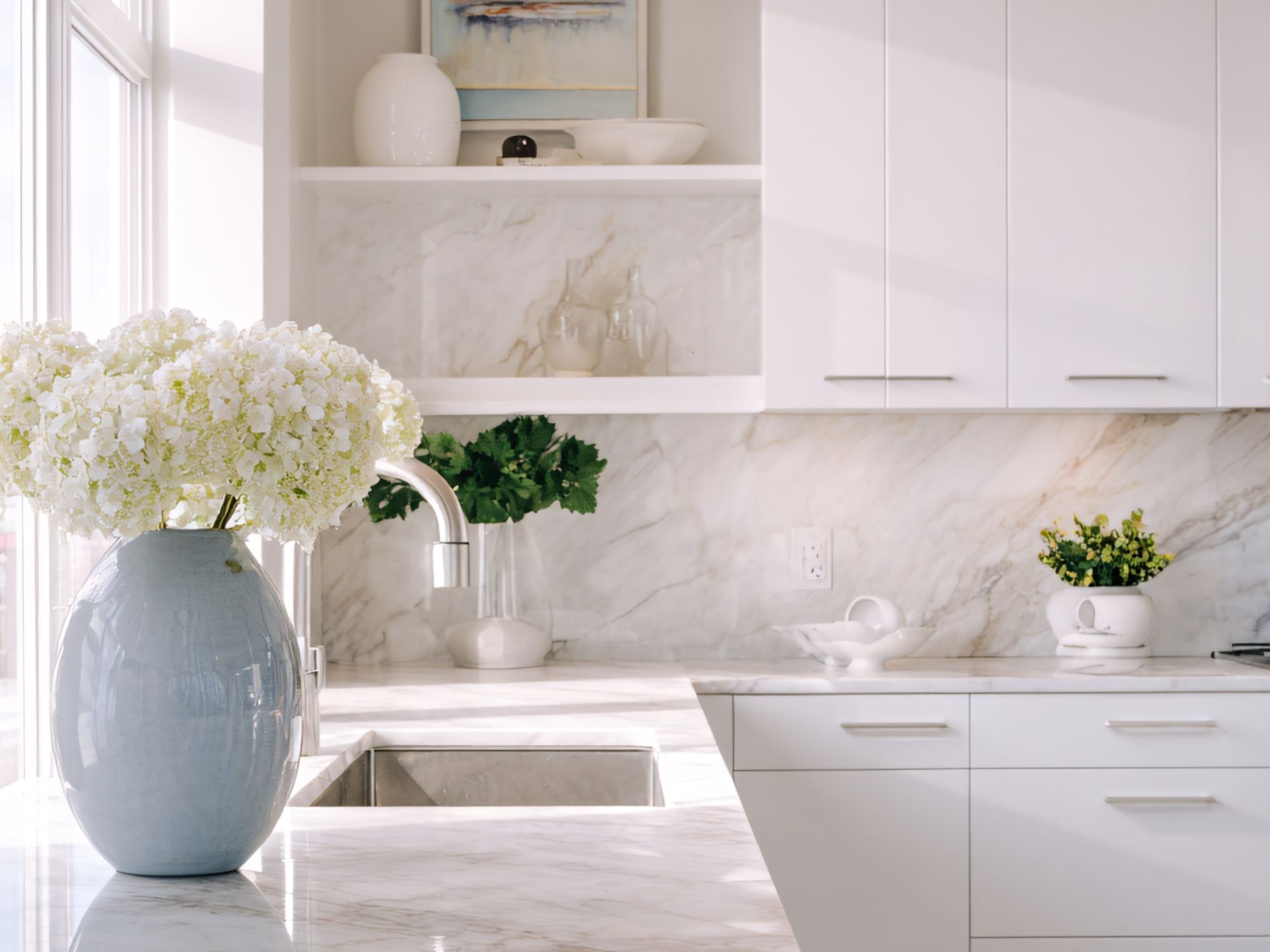 Cuisine très lumineuse avec cabinets blancs