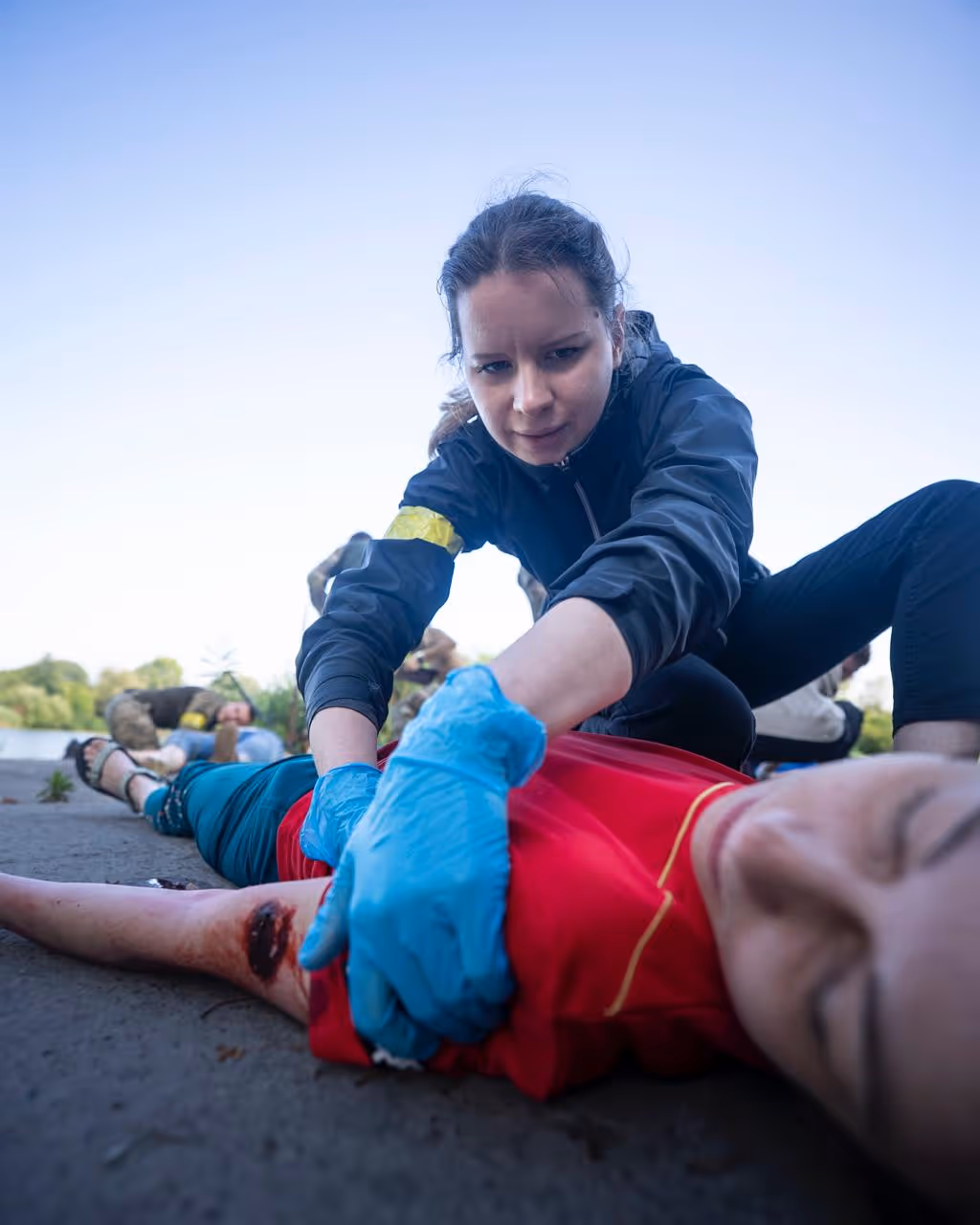 Людина в медичних рукавичках проводить штучну вентиляцію легенів за допомогою амбу-блоку (мішок ручної вентиляції)